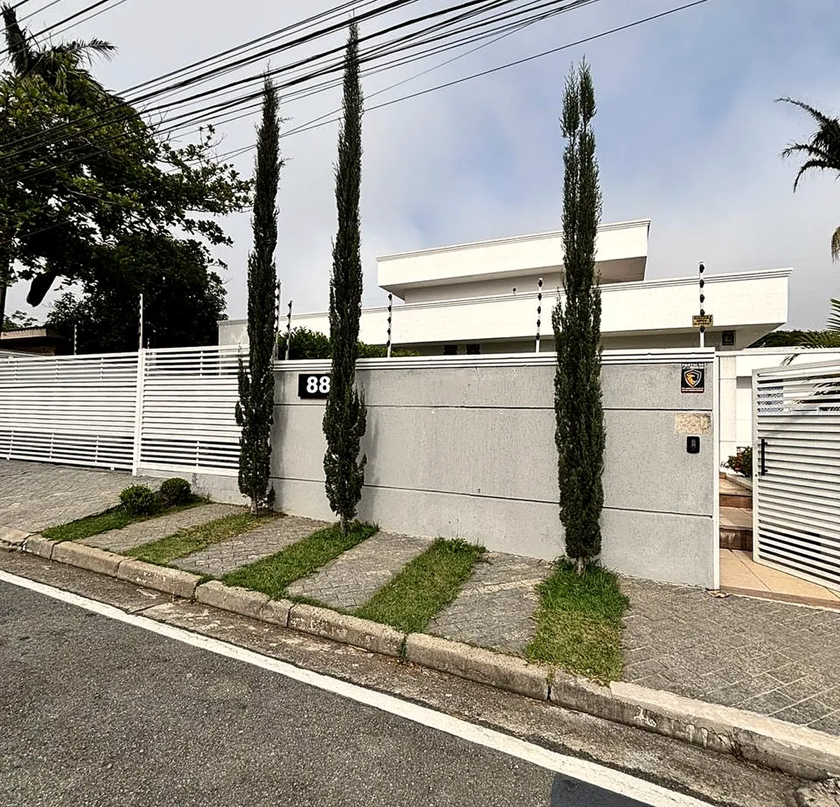 Entrada do Villa Olívias na Rua Minas Gerais, 88, com os três ciprestes
